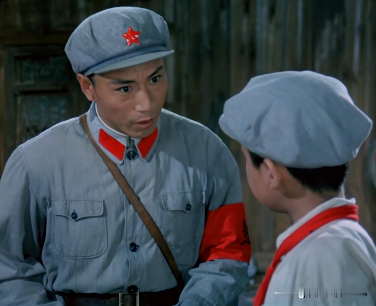 “一颗红星头上戴，革命红旗挂两边”
       菱形红领章、铝制红五星帽徽是三