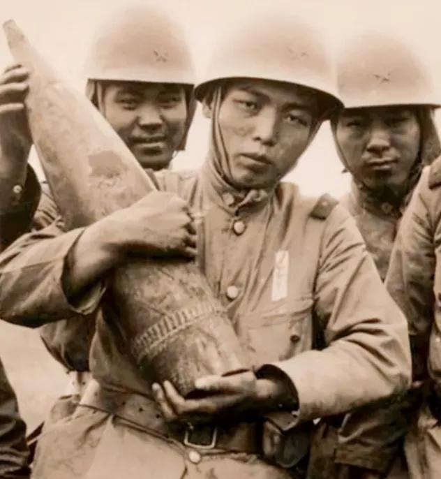 1937年，某一日深夜，一名日军翻进老农家，偷偷将一摞钱塞进窗户，低声道：“千万