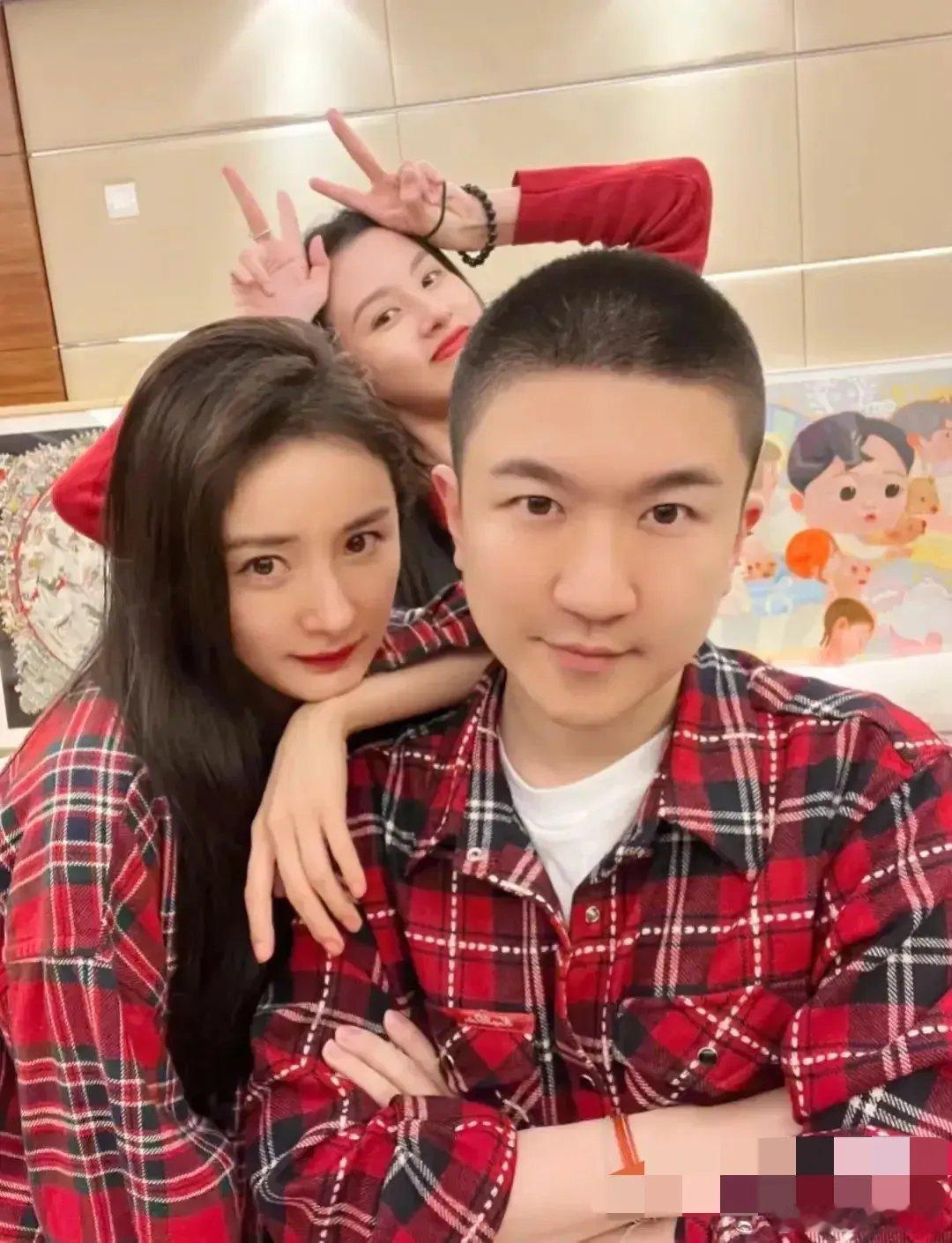 不查不知道，一查吓一跳！原来张大大没火之前一直是杨幂的小跟班，杨幂不管是不是凌晨