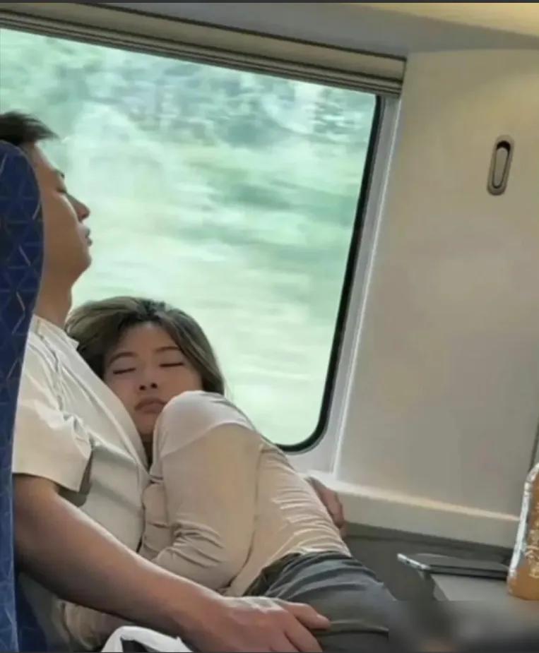 广东的高铁上，小情侣从上车到下车亲了40分钟。乘客侧目。
人和动物的区别就是知羞