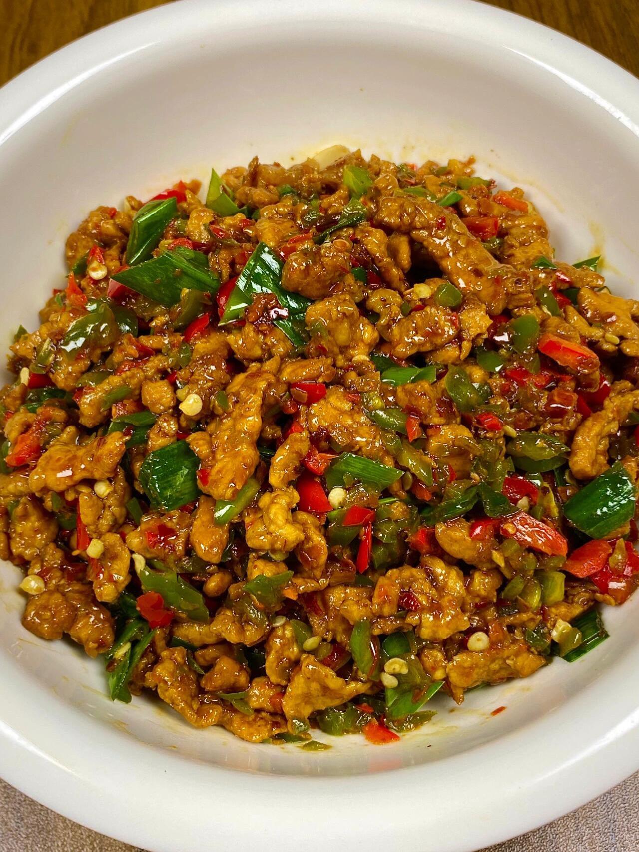 香懵了，这也太香了。巨下饭，就这道菜又多吃了两大碗米饭 肉丝嫩滑，辣椒...