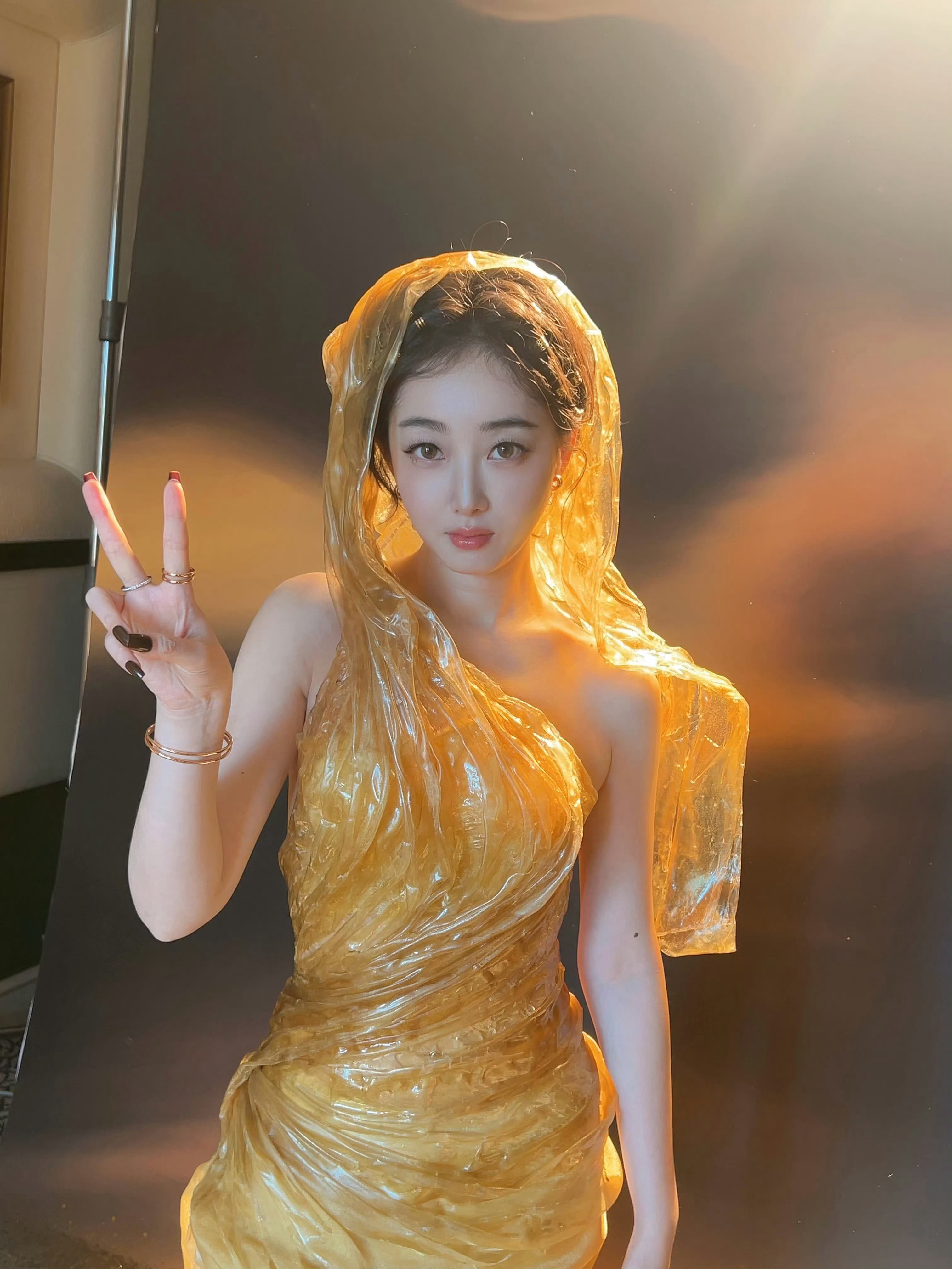 金色银河般的裙摆，搭配冷艳气场，把电影节氛围穿成专属风景～ 