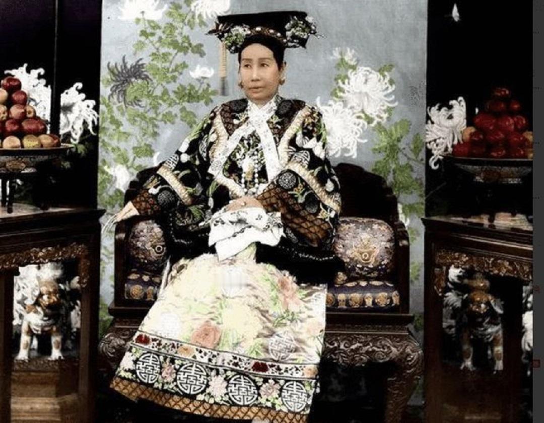 1900年，八国联军冲入北京城，慈禧狼狈逃到山西首富家，在她准备离开时，找到首富