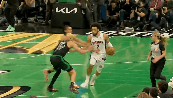 最后3.8秒，中圈位置，明显的点数战术
硬吹三罚
和之前雷霆打开拓者输的那场一样