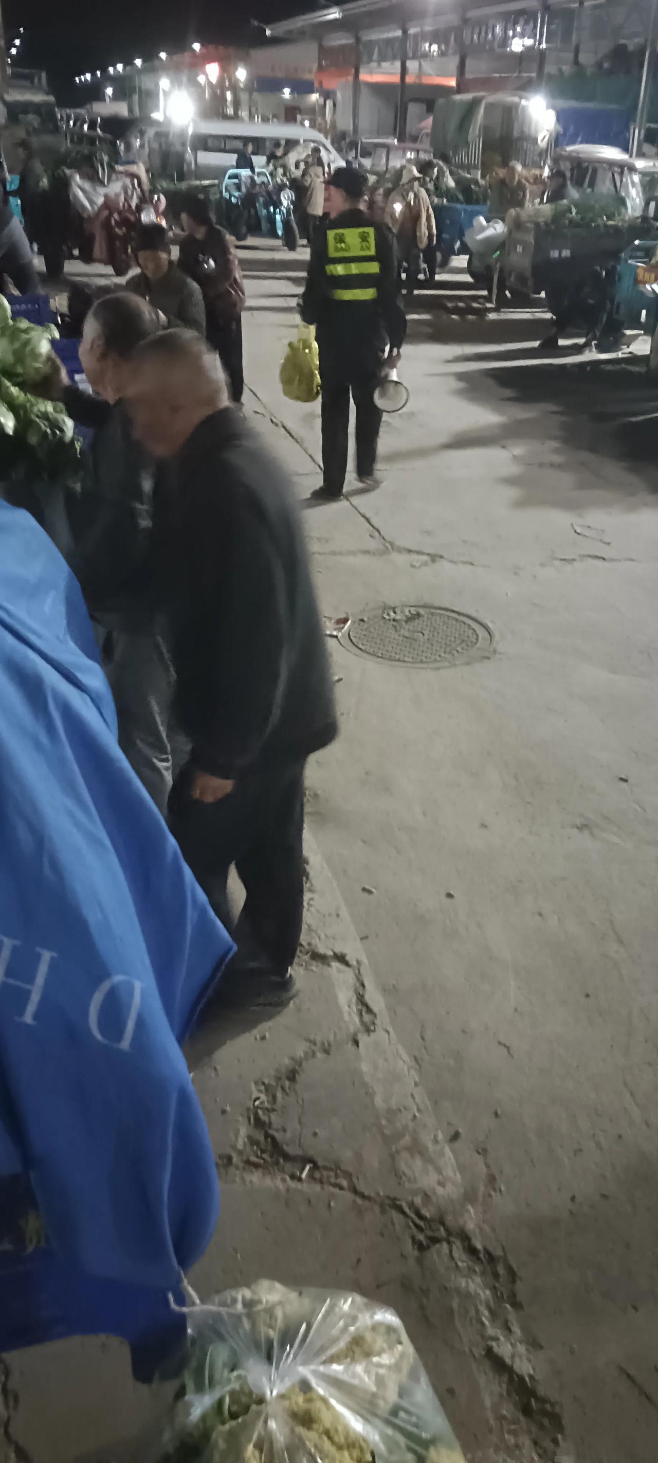 看看菜行保安多牛逼！！！

哑巴吃黄连，有苦说不出，看见什么自己喜欢吃的菜直接拿