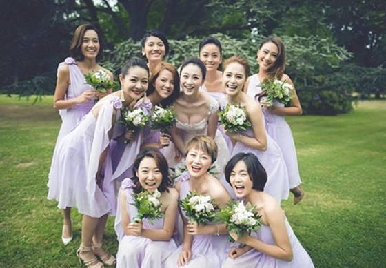 若论起女星们的婚礼，我觉得李小冉的户外草坪婚礼最为诗意浪漫：瞧，这扮娘团的礼服是