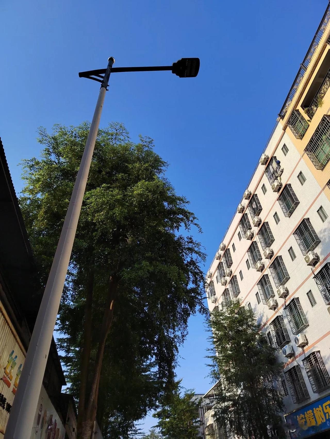 在某东买了件货，寄来的却和商家标注的名称不一样，该怎么办？想走原快递渠道寄回去，