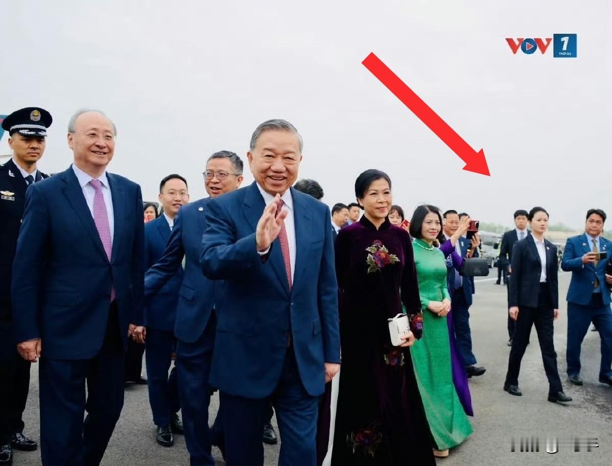 女安保人员真忙，又出任务了……
这个月的7日，苏林当选越南国家主席。上任满打满算