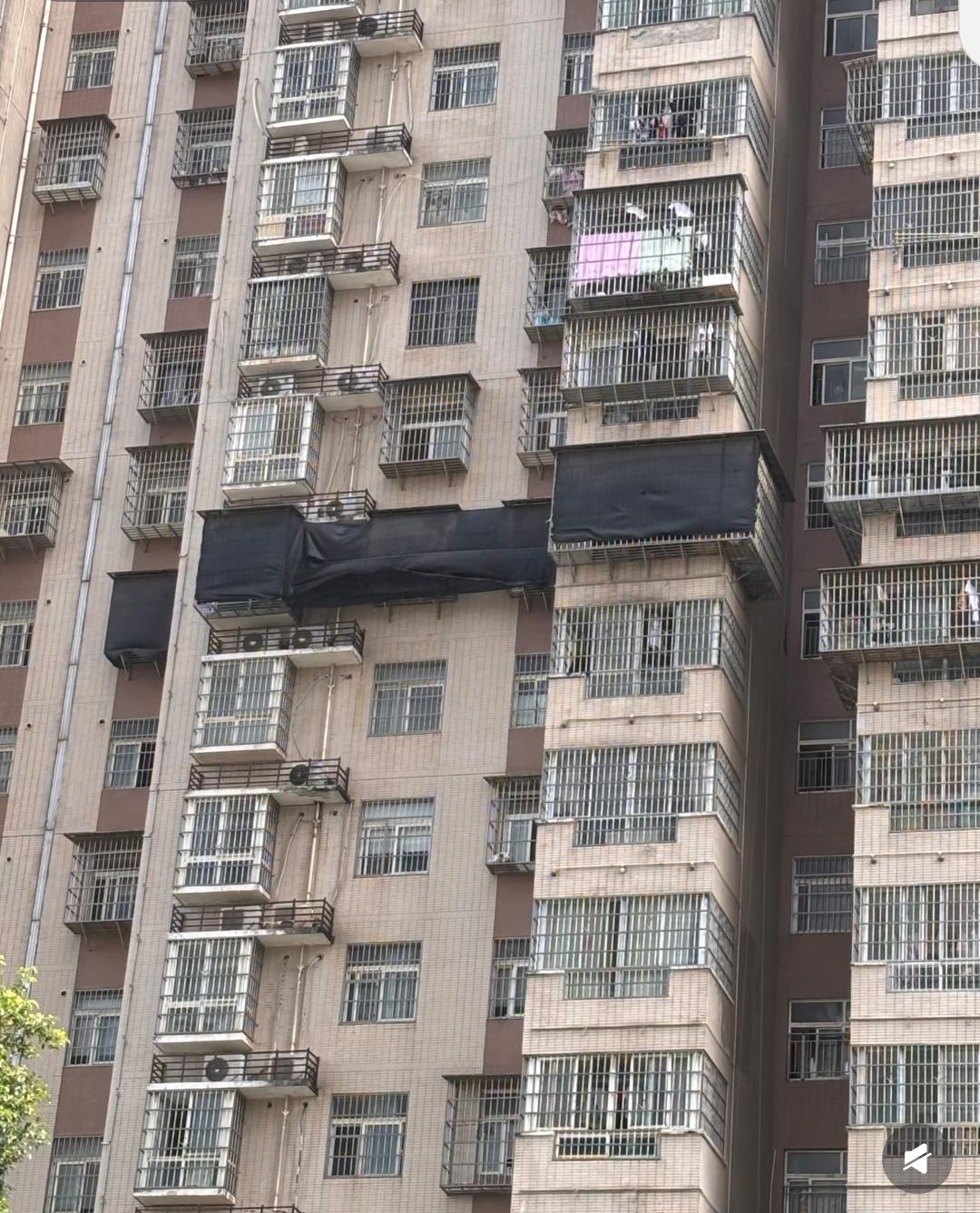 谁懂这是干什么？从去年开始一年了都用黑布遮挡了！