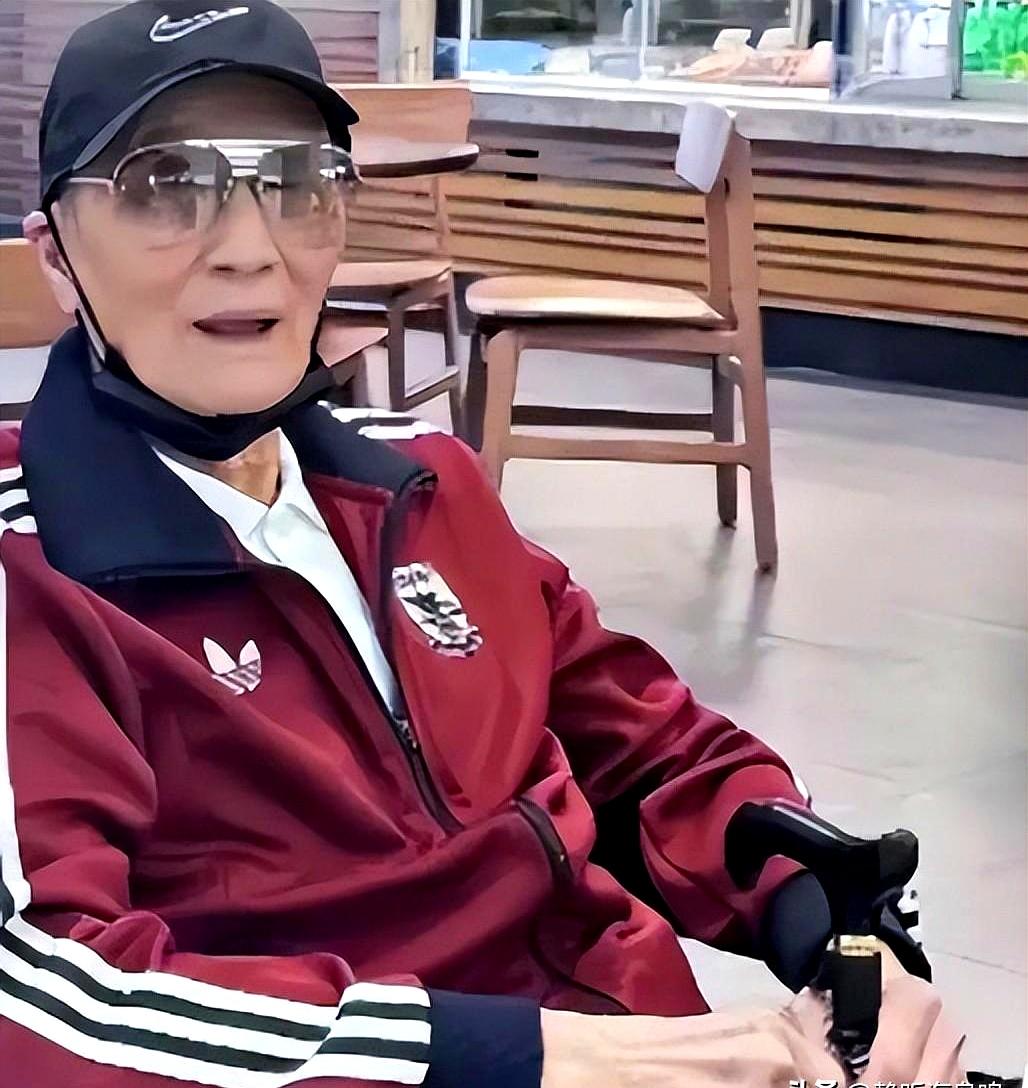 整整70年，连拍床戏都死活不肯摘，谢贤这副“焊”在脸上的半永久墨镜，到底藏着什么