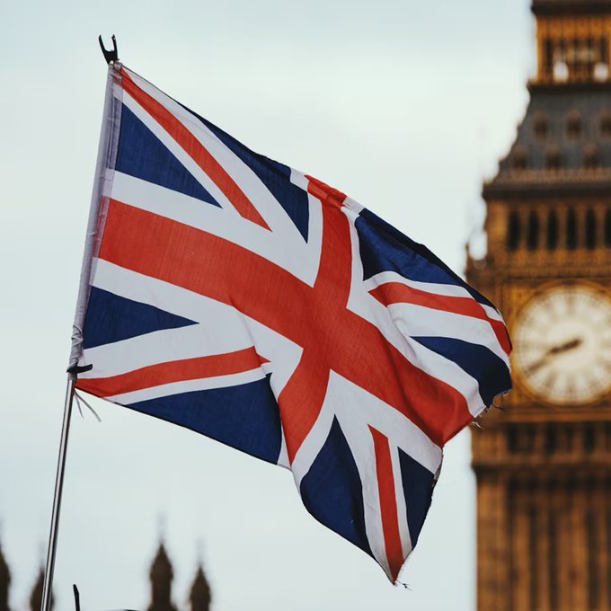 突发：侃爷被禁止入境英国‼️据外媒报道，英国内政部昨日驳回了他的电子旅行授权申请