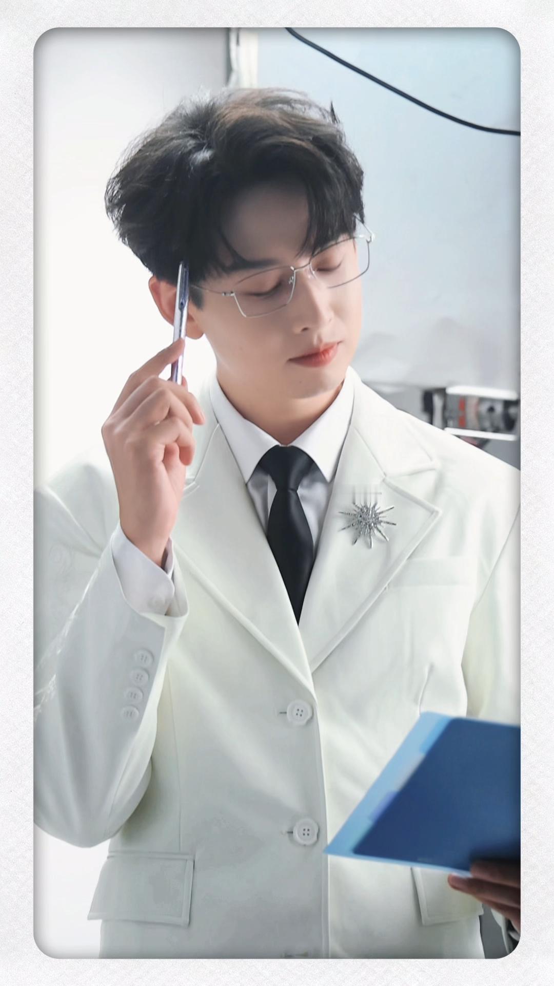 太帅笑容太温暖了！完完全全被小齐的冬季海报戳中！极境冬语系列的文具配着小齐的立牌