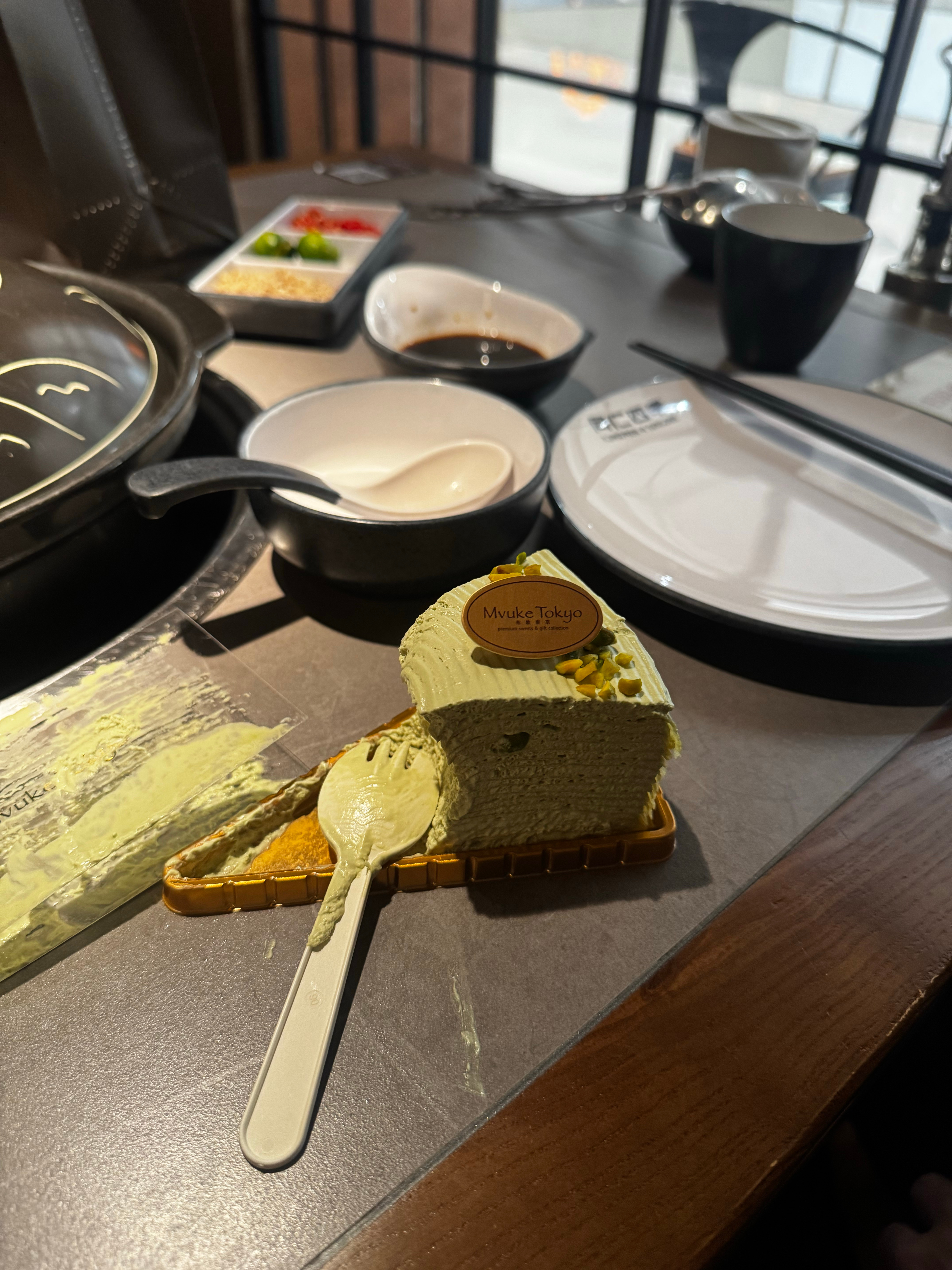 不歌东京新出的这个开心果口味太好吃了！还有我感冒了[酸]嗓子超级痛！ ​​​