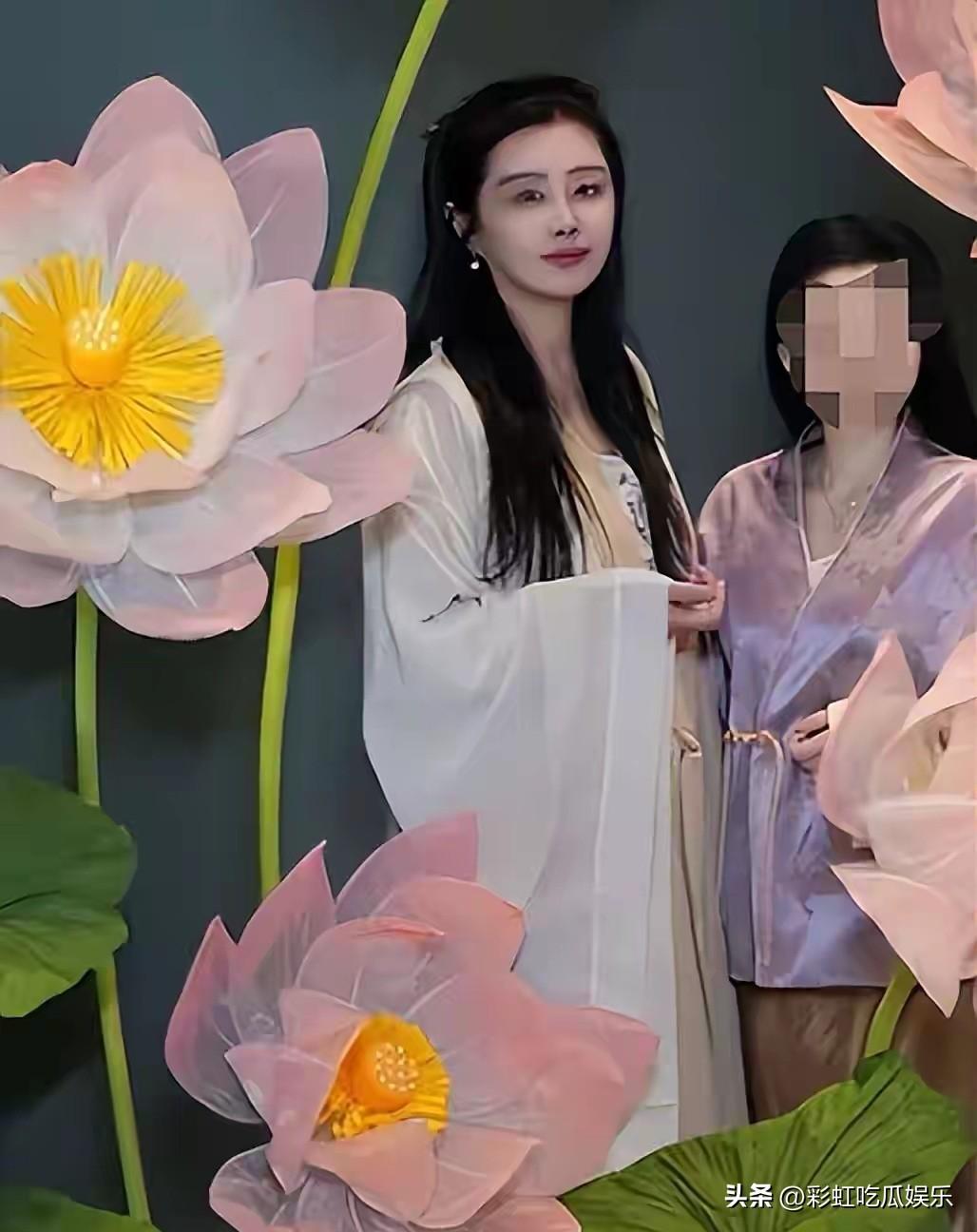 59岁王祖贤再扮白素贞，早已物是人非，不像白素贞像猪鼻侠。

王祖贤在自己的美人