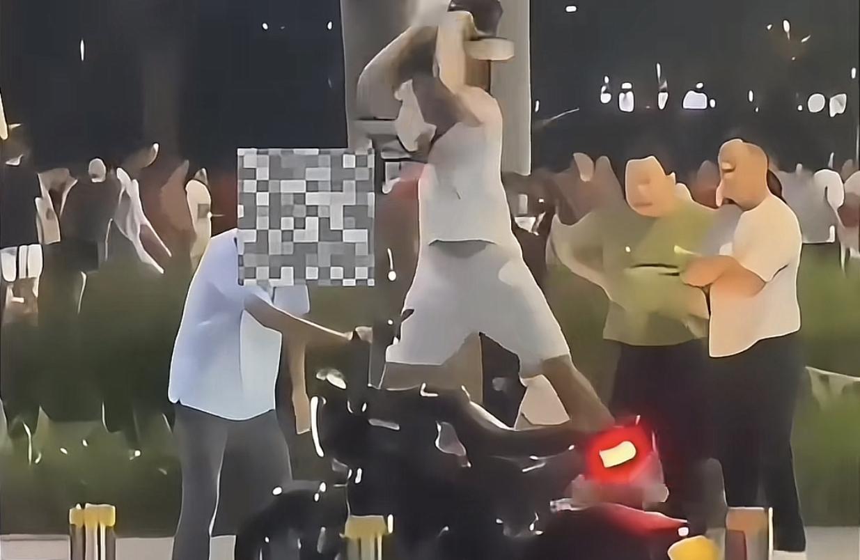 80后忍你，90后让你，00后可不会惯着你。
事情的起因一00后小伙骑着摩托车行