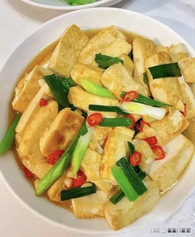 #做红烧肉时，用冰糖还是白糖#做红烧肉放糖的目的是调色调味，使红烧肉具有光泽，肉
