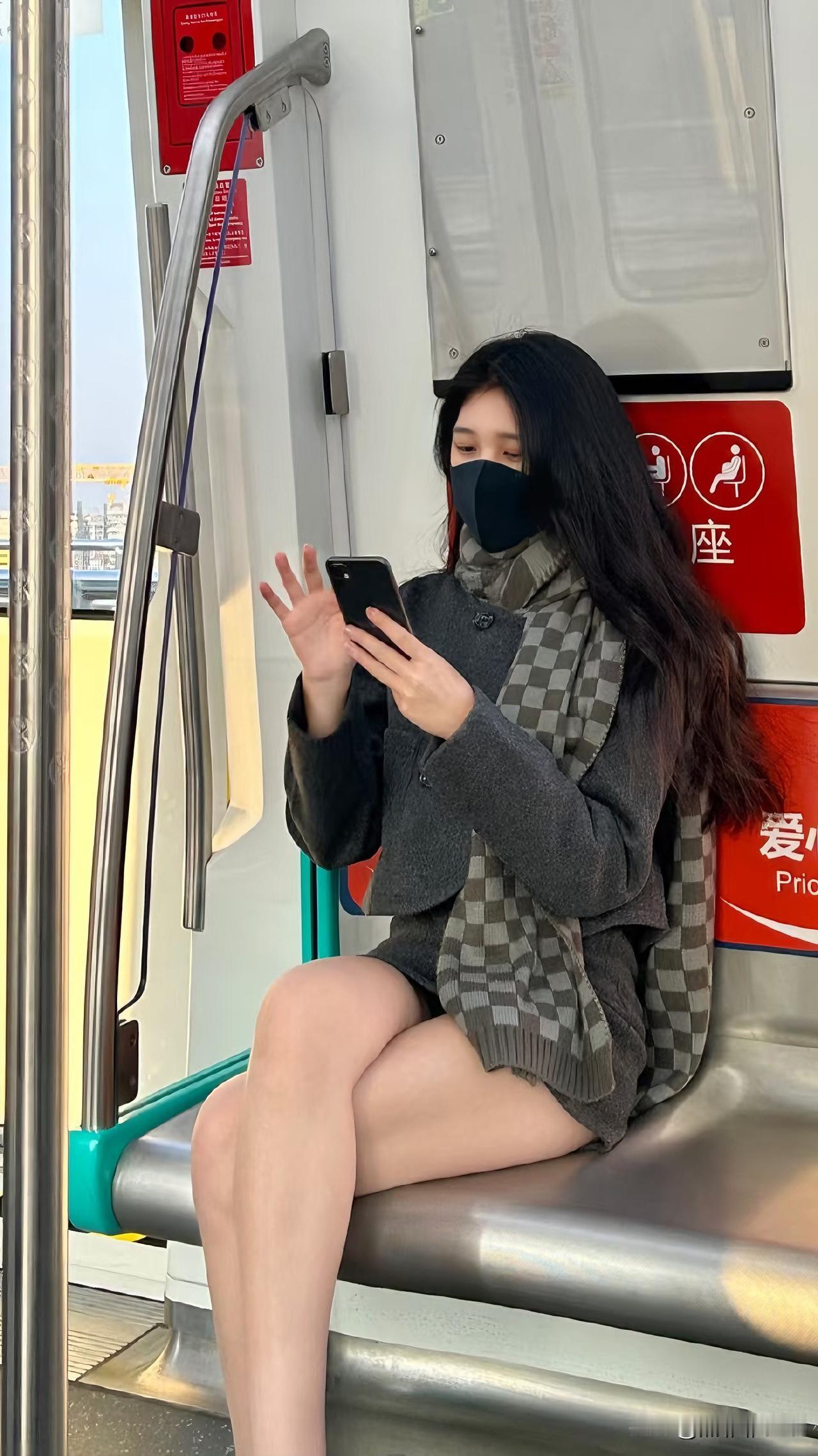 霸都降温，光腿挑战

今天霸都突然降温，冷风一阵接一阵，我看到一篇文章，说外国的