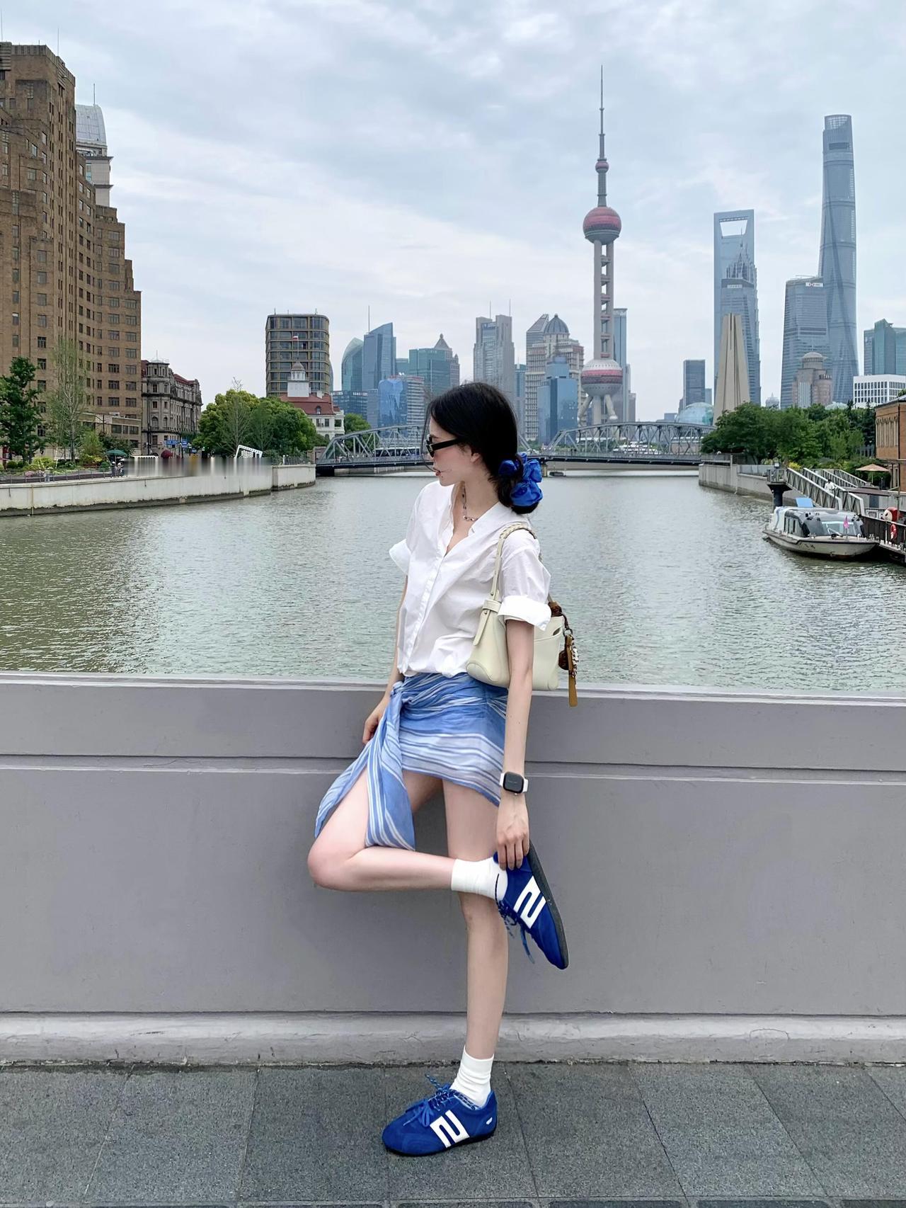 其实，
你最不快乐的年龄是，
45岁到55岁这十年。

这十年，孩子正处在叛逆期