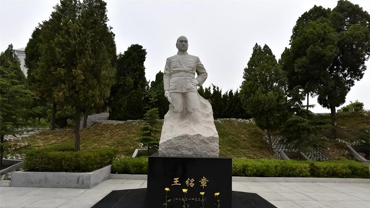 1951年，一位母亲带着儿子在澳门街头乞讨。此时，儿子已经奄奄一息，可是路人却很