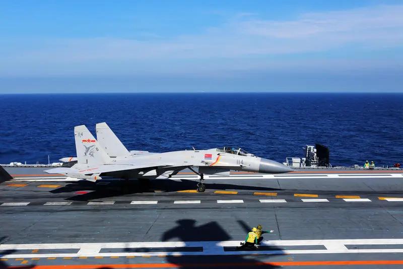 中国舰载机

歼 - 15“飞鲨”：中国自主研制的第一型舰载多用途战斗机，在世代