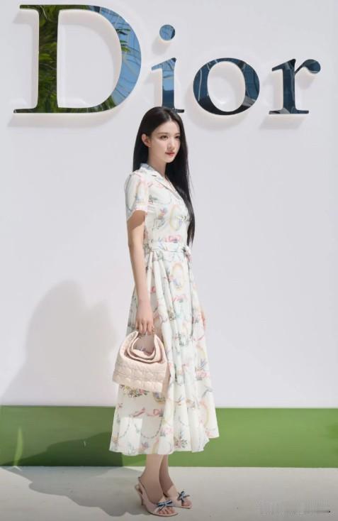王楚然这回眸一笑百媚生啊！骨相美女就是好看