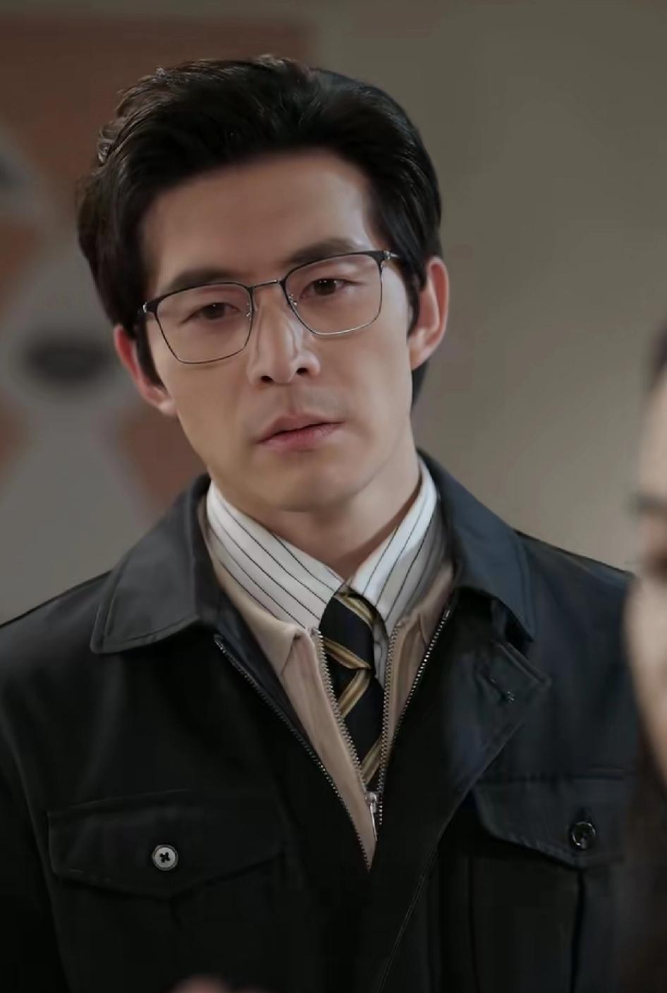 赵廷义他是我见过的短剧里最帅的男主，是个标准正统大叔型骨相帅哥，气质成熟硬朗、自