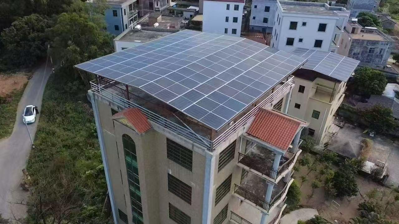 🌞 太阳能板覆盖的现代住宅，享受绿色能源带来的清新生活！现在农村安装的多吗？