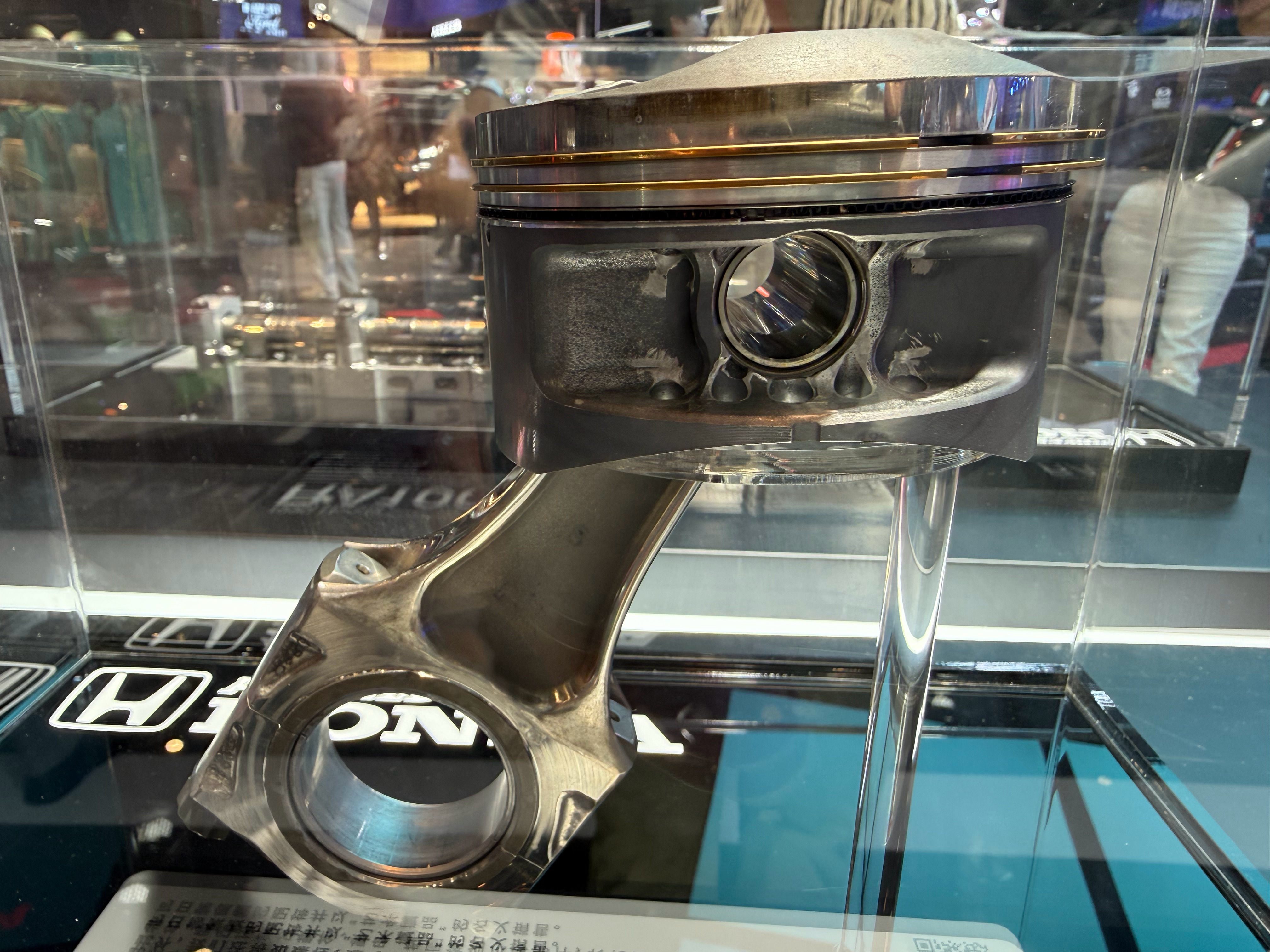 本田这次绝对诚意十足。主题就是赛车文化。RC213V和MP4/5是可以上车拍照留