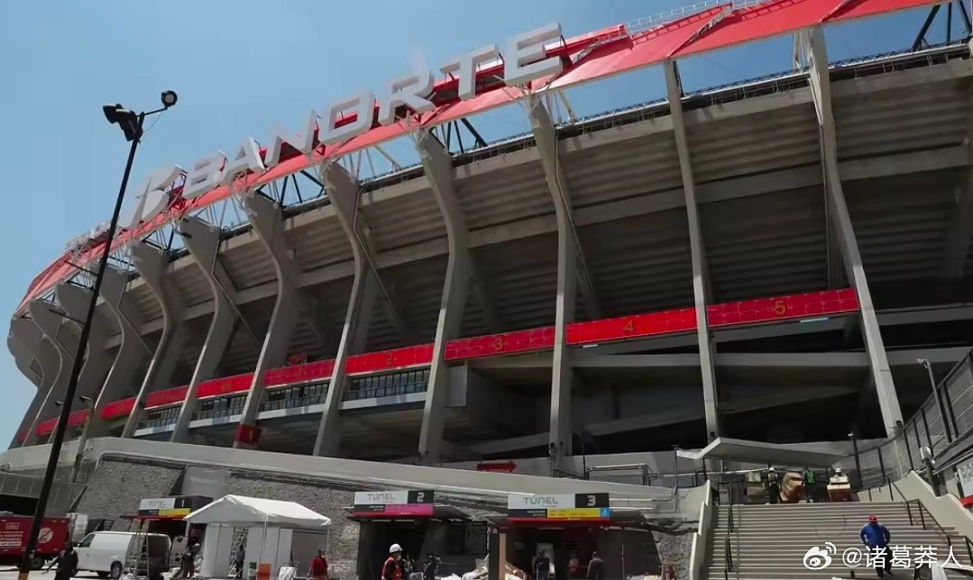 令人痛心！墨西哥对阵葡萄牙友谊赛赛前，一名球迷翻越看台时坠亡。据《奥莱报》披露，