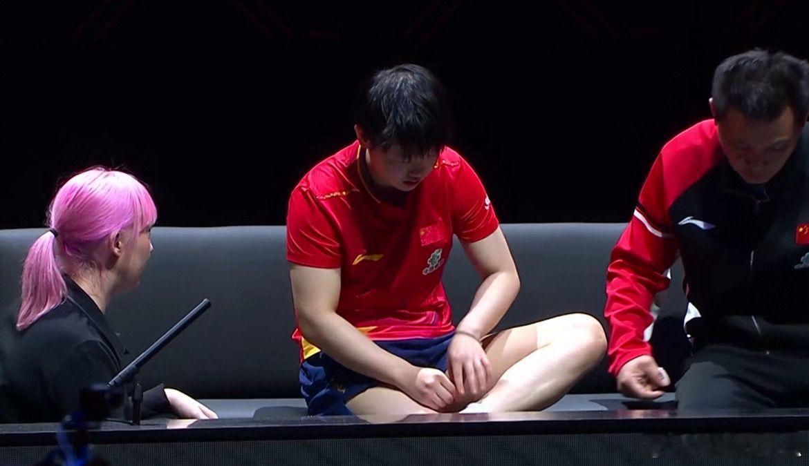 香港总决赛莎莎受伤退出了单打半决赛，待会的混双决赛还能打吗 其实只要健康完赛就好