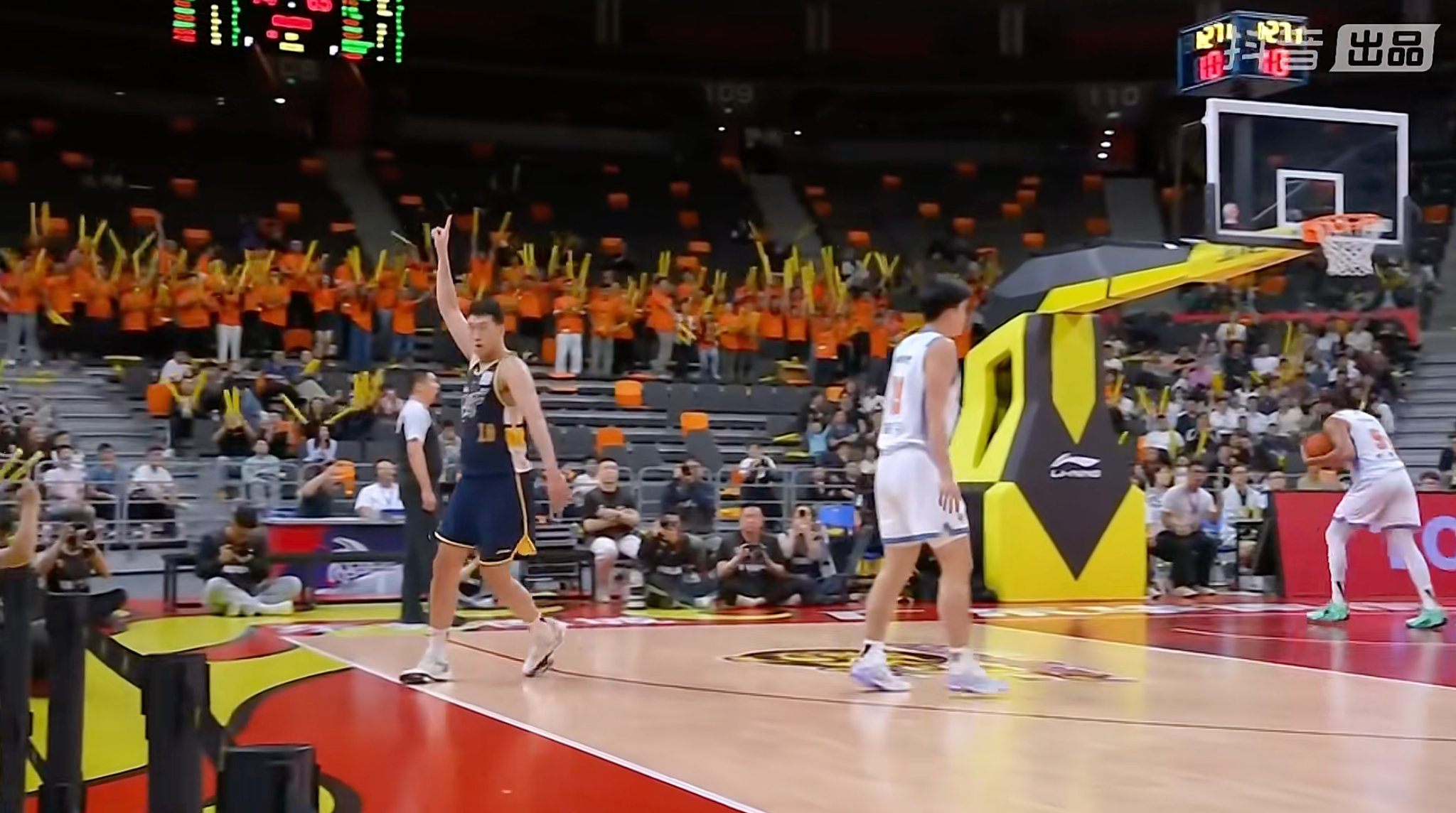 杜润旺单节三分5中3，令广东队保持两位数领先进入末节。广东男篮vs新疆男篮