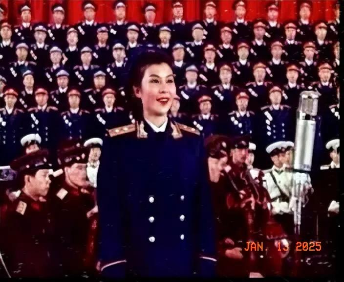 1959年
在庆祝中华人民共和国建国10周年的晚会上，由230名中国人民解放军高