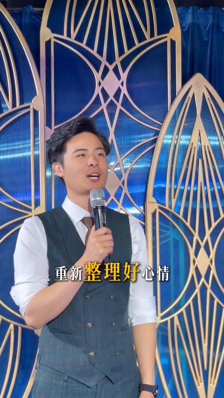 新娘入场摔倒，主持人"神级救场"。
每一个女孩都是坠入凡间的天使，今天她做到了。