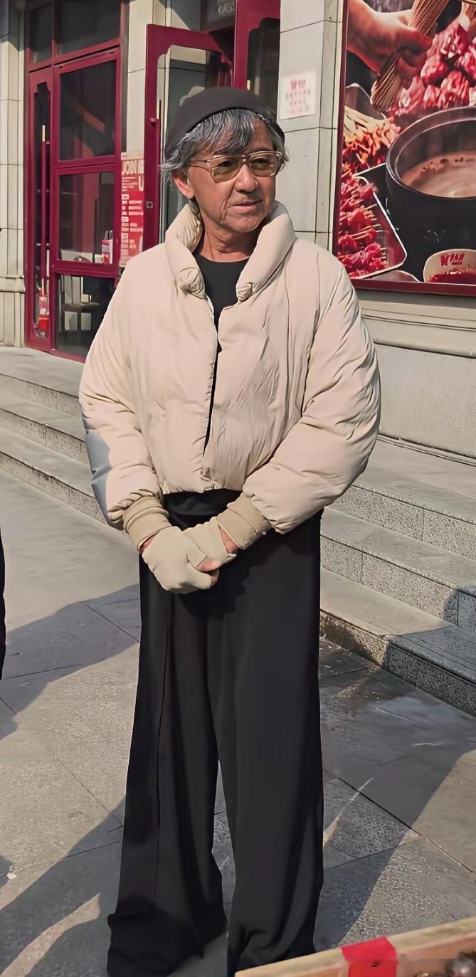 林子祥78岁了，打扮的非常日系年轻。

他和64岁的叶倩文两人于1996年7月1