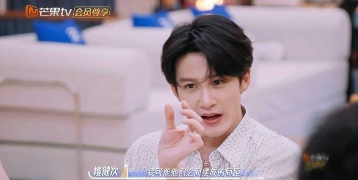 檀健次衣服鞋摆放的间距都要一致檀健次说自己有强迫症我们的宿舍看综艺笑到，檀健次承
