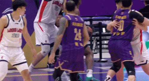 徐昕单场6记盖帽！！这护筐能力没谁了，妥妥的国内第1中锋，连周琦都自叹不如。
如