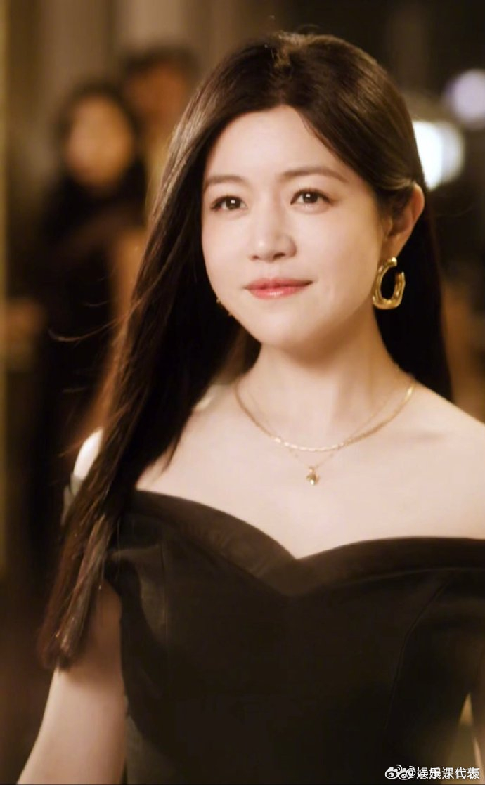 陈妍希状态满40减20 看到在聚会上的状态，手里的奶茶突然不甜了，肌肤饱满紧致透