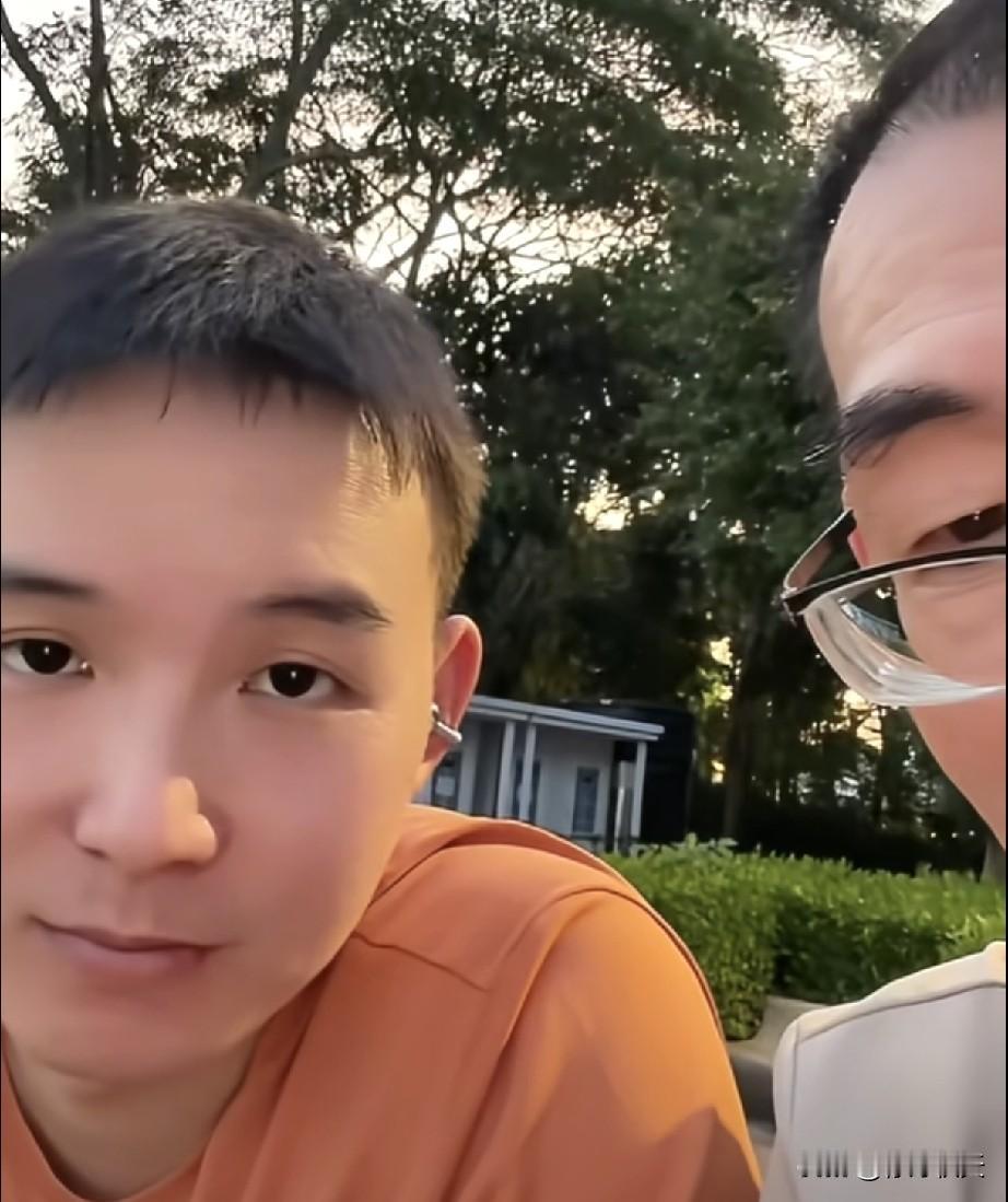 谢浩男表示过几天去看海军，海军回应了。
很多人都说海军出来单干了，还有人说海军和