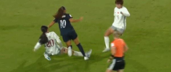 U17女子世界杯中国队对阵美国队，刘雨希表现惊艳，被评为全场最佳。她姐姐刘雨宸是