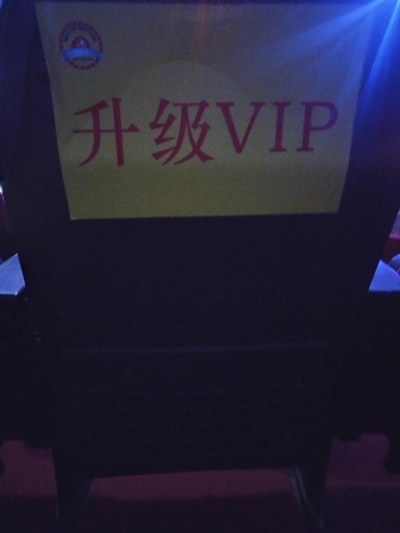 两圈，
一个人30，
很多很多的小朋友，
在排队。
我小时候，
每周能拿到1块零