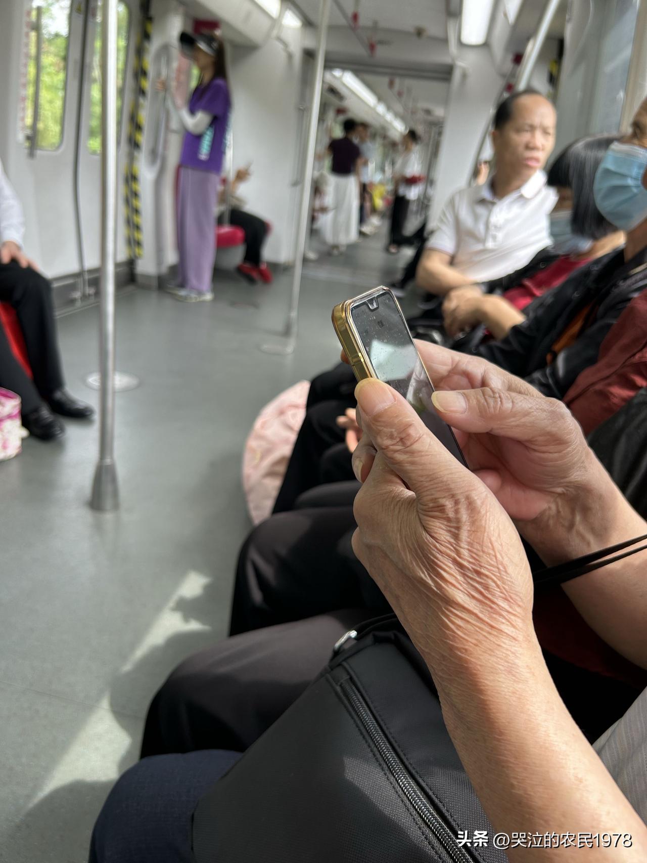 我发现年纪越大的人，素质好像越低。
公交车上，地铁上，只要有几个老人一上来，那就