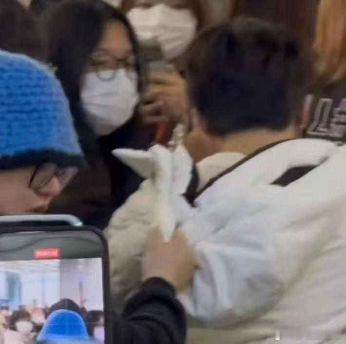 李莼扶着梓渝怕梓渝被人挤卡了！？ 