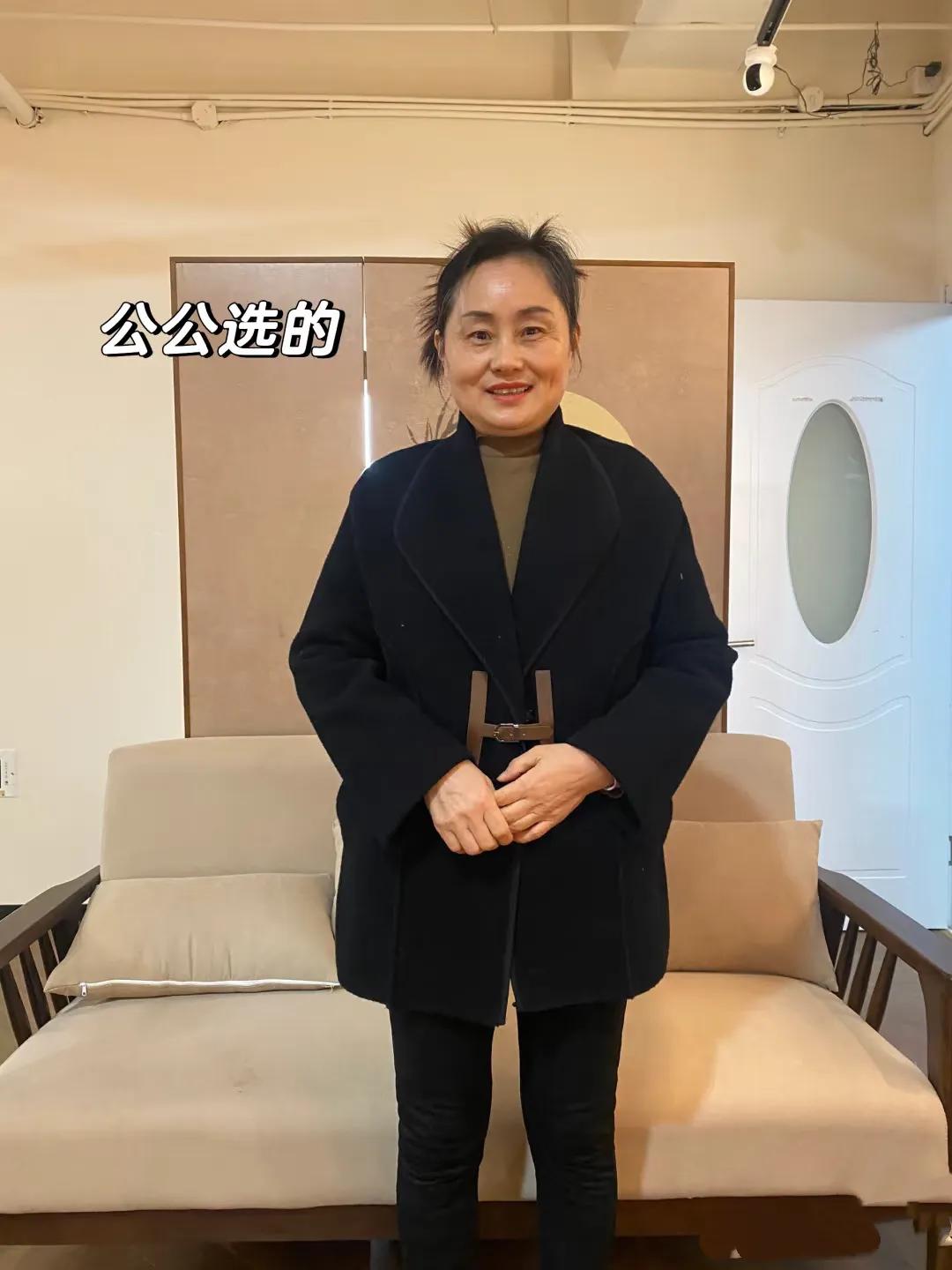 婆婆要去参加同学会，穿哪一件衣服更好看呢？

第一件是公公选的，黑色呢大衣、款式