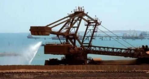 中国买矿石坚持用人民币，不玩美元那一套了。美国让澳大利亚必须用美元卖，结果自己又