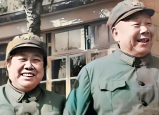 1952年深秋，黄河东坝头，毛主席走在新修的石坝上，忽然停下脚步，盯着人群里一个