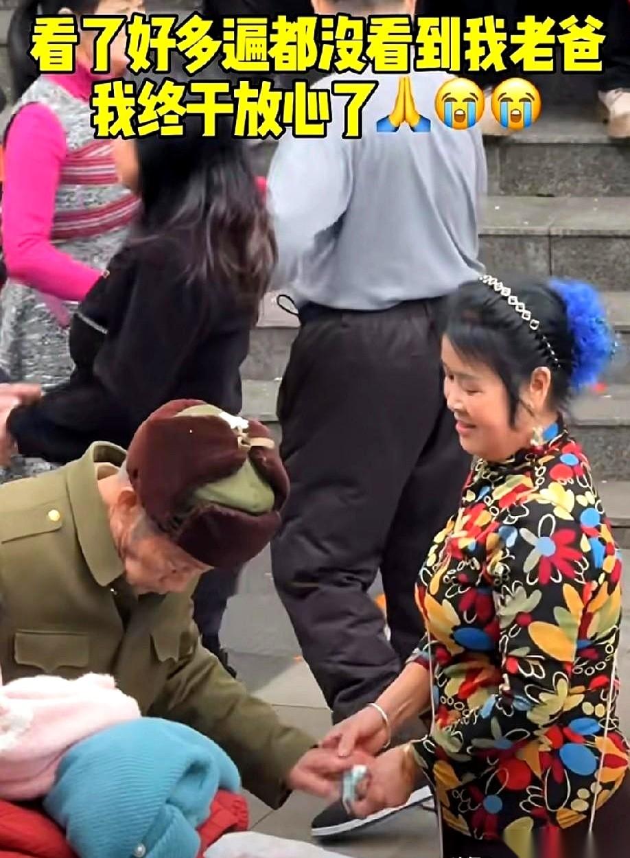 灯光晃得厉害，舞池中间那股浓重的廉价香水味混着汗气，直往鼻子里钻。
一张百元大钞
