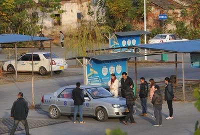 驾校这门生意真的变天了！驾培行业一直挺尴尬，规模大、刚需强，但技术密度低、组织效