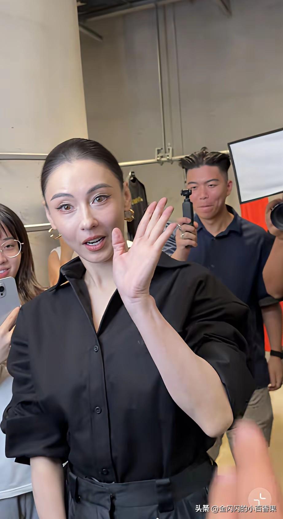 这真的是张柏芝吗？离开滤镜直接“现原形”？

以前总觉得她是“不老女神”，这组生