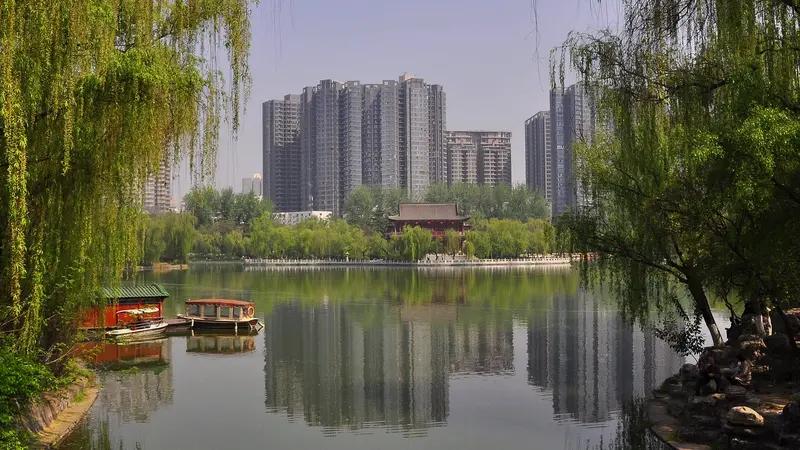 我最喜欢的一张公园景色照片，是西安兴庆宫公园的春色照。近期古都西安升温，兴庆宫公