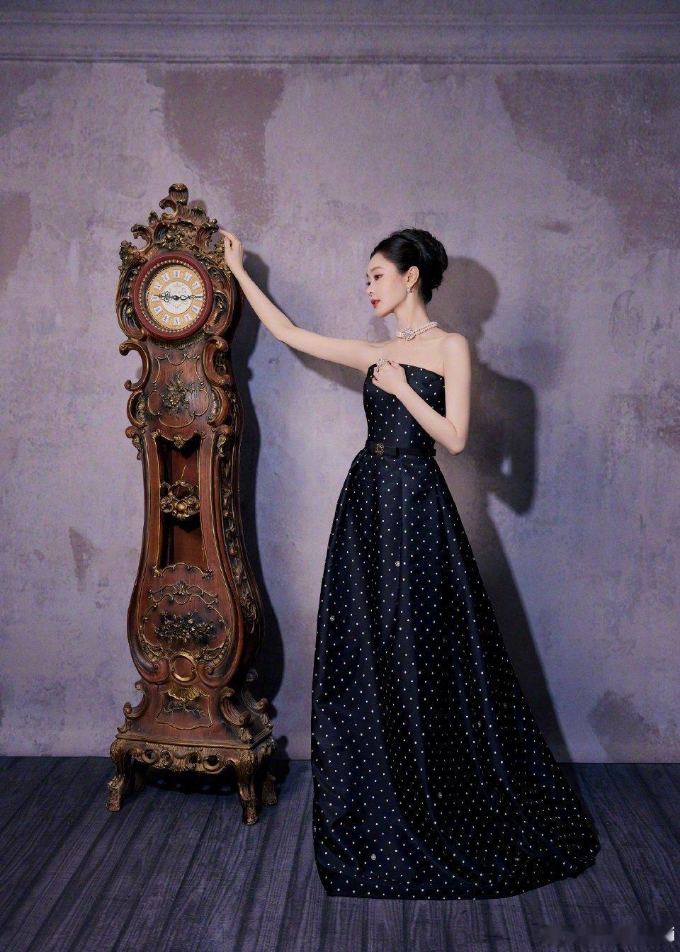 宋轶天鹅颈直角肩宋轶波点拖地长裙 又被宋轶的美肩和颈线惊艳到了！这身波点拖地长裙